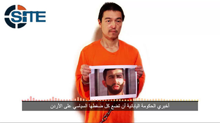 el rehen japones sosteniendo una foto del prisionero jordano Daesh amenaza con matar al rehén japonés y a un piloto jordano